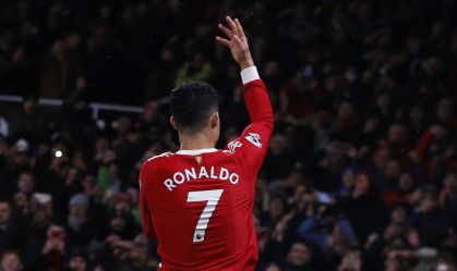 Cristiano Ronaldo ultrapassa 800 gols ao marcar duas vezes em vitória do United
