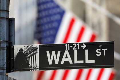 Placa de Wall Street em frente à Bolsa de Nova York, na cidade de Nova York, EUA