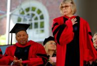 Escritora Joan Didion, cronista da sociedade norte-americana, morre aos 87 anos