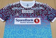Clube de futebol lança uniforme com QR Code para denunciar Copa do Catar