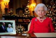 Rainha Elizabeth presta homenagem ao Príncipe Philip em transmissão de Natal