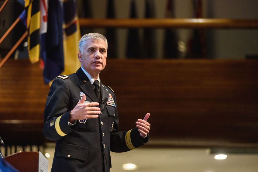 General Paul Nakasone durante Cúpula de Cibersegurança em Washington, em 2017. / Nathan Mitchell / Reprodução