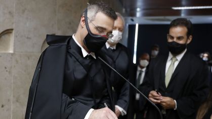 André Mendonça assina sua posse como ministro do Supremo Tribunal Federal