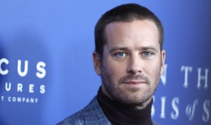 Armie Hammer diz que recebeu vasectomia de presente de aniversário da mãe