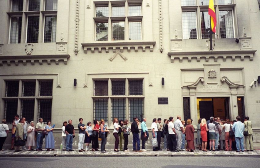 No dia 25 de dezembro de 2001, argentinos faziam fila na frente do consulado espanhol, tentando sair do país por conta da crise / Ricardo Ceppi/Getty Images