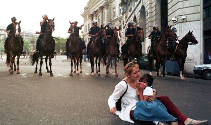 No aniversário de 20 anos do corralito, crise econômica ainda castiga argentinos