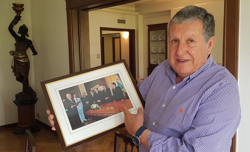 Ramón Puerta, presidente da Argentina por três dias em 2001, segurando a foto de sua posse / Luciana Taddeo