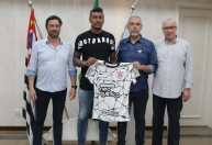 Corinthians anuncia retorno do volante Paulinho para temporada de 2022