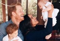 Harry e Meghan compartilham primeira foto da filha Lilibet em cartão de Natal