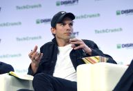 Entenda o que é vasculite, condição que afeta a saúde do ator Ashton Kutcher