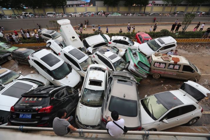 Carros danificados pararam em uma estrada lamacenta na entrada de um túnel de via expressa em 22 de julho de 2021 em Zhengzhou, província de Henan na China / VCG via Getty Images