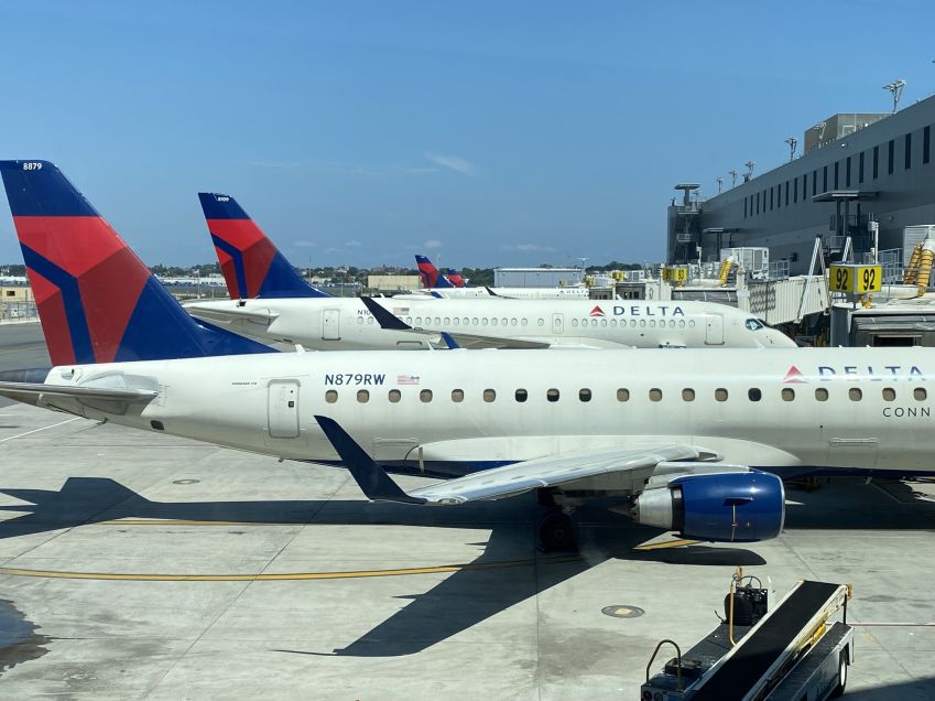 Aviões da Delta Air Lines alinhados em portões de terminal do aeroporto LaGuardia, em Nova York/ Getty Images