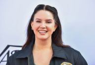 Lana Del Rey anuncia término e diz que vai dar tempo no amor