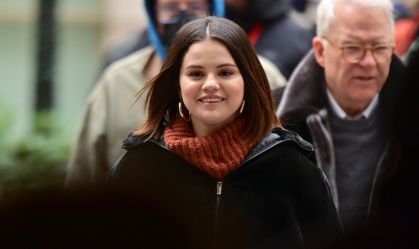 Selena Gomez responde fãs sobre mãos trêmulas: "Por causa de medicação para lúpus"