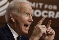 Biden diz que democracia chegou a “ponto de inflexão” e critica “autocratas”