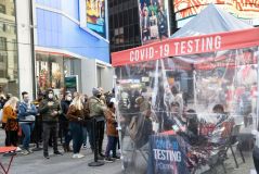 Pessoas aguardam em fila para teste de Covid-19 em Nova York