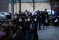 Disparada da Ômicron leva a toque de recolher na Catalunha e testes em Madrid