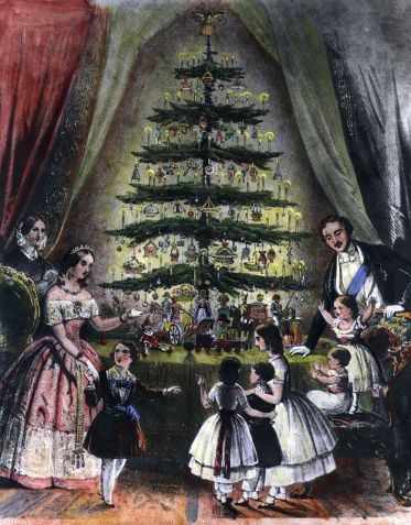 Dezembro de 1848: a árvore de Natal real é admirada pela rainha Victoria, o príncipe Albert e seus filhos / Hilton Archive/Getty Images)