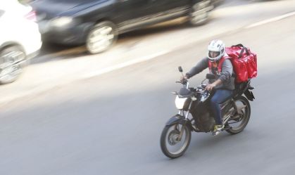 Mais de 60% dos motoristas e entregadores de aplicativo são negros, diz estudo