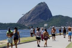 Movimentação na praia de Copacabana , na Zona Sul do Rio de Janeiro