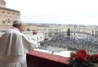 Rejeite a polarização, tente dialogar para curar o mundo, diz Papa em benção de Natal