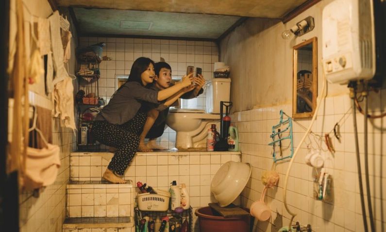 Park So-dam no filme "Parasita", com o ator Choi Woo-shik / Divulgação