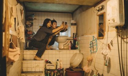 Park So-dam no filme "Parasita", com o ator Choi Woo-shik