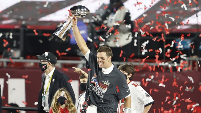 Tom Brady levantando troféu do Super Bowl pelo Buccaneers • Reuters