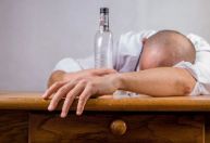 Saiba como se recuperar da ressaca após exagerar no dia anterior