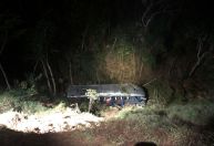 Ônibus de viagem cai em ribanceira em MG e deixa dois mortos