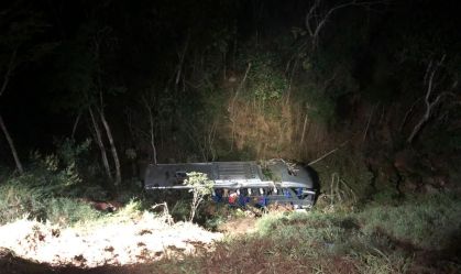 Ônibus de viagem cai em ribanceira em MG e deixa dois mortos