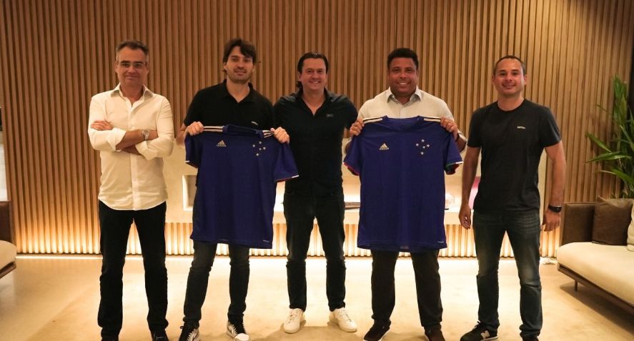 Ronaldo com o presidente do Cruzeiro e representantes da XP após firmamento de acordo. / XP