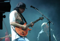 Guitarrista Carlos Santana cancela shows após cirurgia no coração
