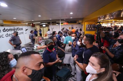 Passageiros com voos cancelados da Itapemirim protestam no Aeroporto Internacional de Guarulhos (SP), no final da manhã deste sábado, 18 de dezembro