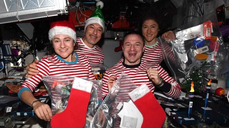(A partir da esquerda) Jessica Meir, Luca Parmitano, Andrew Morgan e Christina Koch celebram o Natal no espaço – em pijamas combinando / Nasa