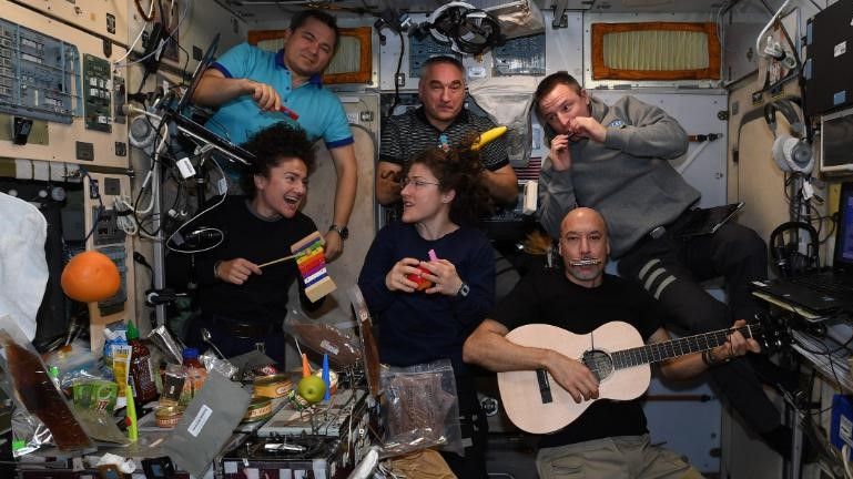 A tripulação formou uma banda para fazer uma serenata para os centros de controle de missão ao redor do mundo / Nasa
