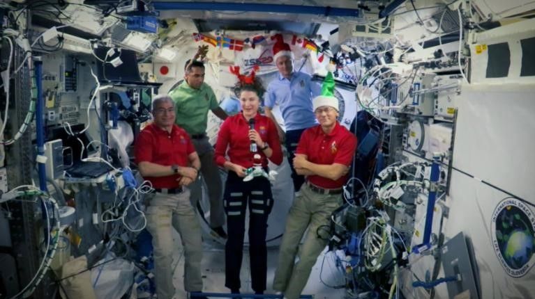A atual tripulação na estação espacial inclui os astronautas da Nasa Mark Vande Hei, Raja Chari e Kayla Barron; O astronauta Matthias Maurer da Agência Espacial Europeia; e o astronauta da Nasa, Dr. Thomas Marshburn / Nasa