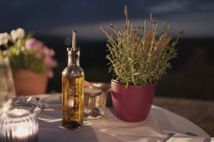 Foram confiscados também 74 mil rótulos de diferentes marcas do produto conhecidas, 24,4 mil tampas