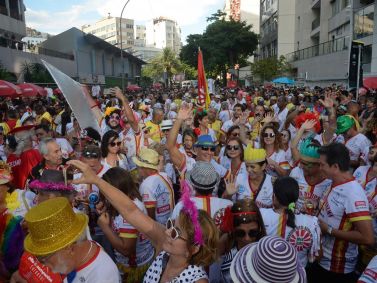 O 56º carnaval da Banda de Ipanema embala foliões na Zona Sul da cidade, com homenagens aos cantores de samba Teresa Cristina e Moacyr Luz