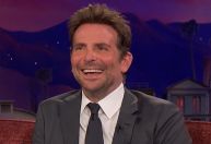 Bradley Cooper diz que se divertiu muito ao aparecer em reencontro do colégio