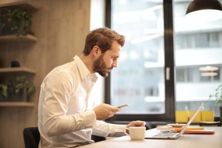/ Como investir no COE? Passo a passo e dicas importantes / Foto: Pexels/Andrea Piacquadio
