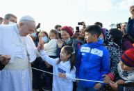 Papa Francisco visita acampamento de imigrantes na ilha grega de Lesbos
