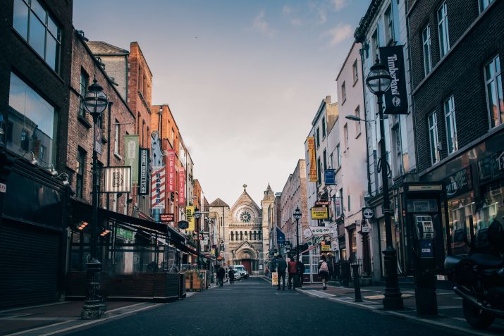 Pessoas caminham por rua no centro da capital Dublin, na Irlanda / Gregory DALLEAU / Unsplash