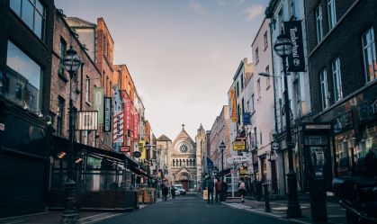 Irlanda ordena que bares e restaurantes fechem às 20h para conter Ômicron
