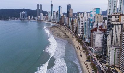 "Subindo para BC": argentinos invadem Balneário Camboriú (SC) no verão