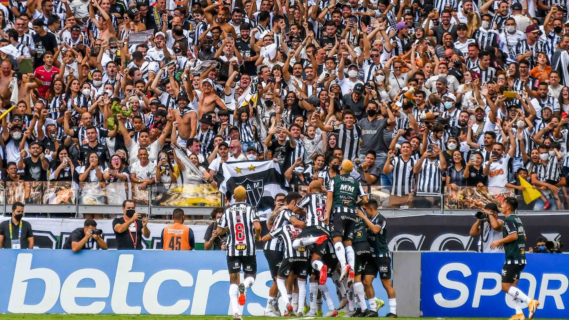 Jogadores do Atlético-MG comemoram o gol