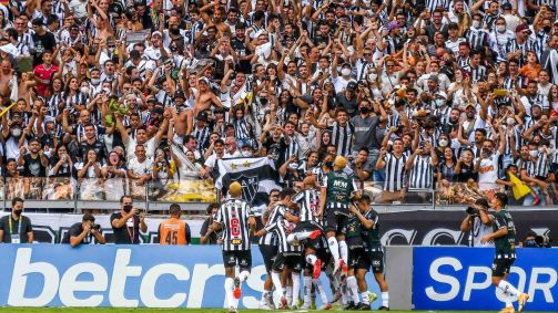 Jogadores do Atlético-MG comemoram o gol
