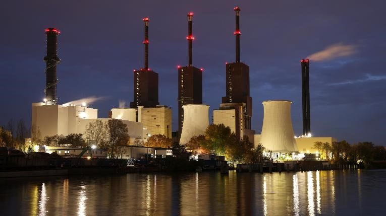 : A usina elétrica e de aquecimento a gás natural Heizkraftwerk Lichterfelde em Berlim, Alemanha. Os preços do gás natural aumentaram dramaticamente na Europa e na Alemanha nos últimos meses, levando a um aumento acentuado correspondente nos preços da eletricidade / Sean Gallup/Getty Images