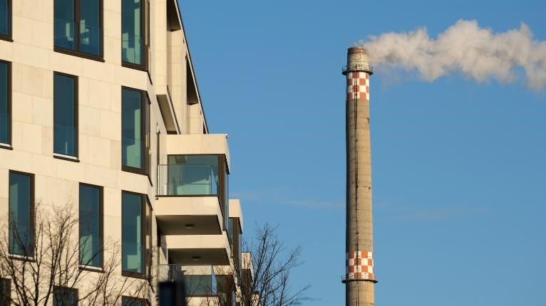 O escapamento emerge da chaminé de uma usina termoelétrica a gás natural em Berlim, Alemanha / Sean Gallup/Getty Images