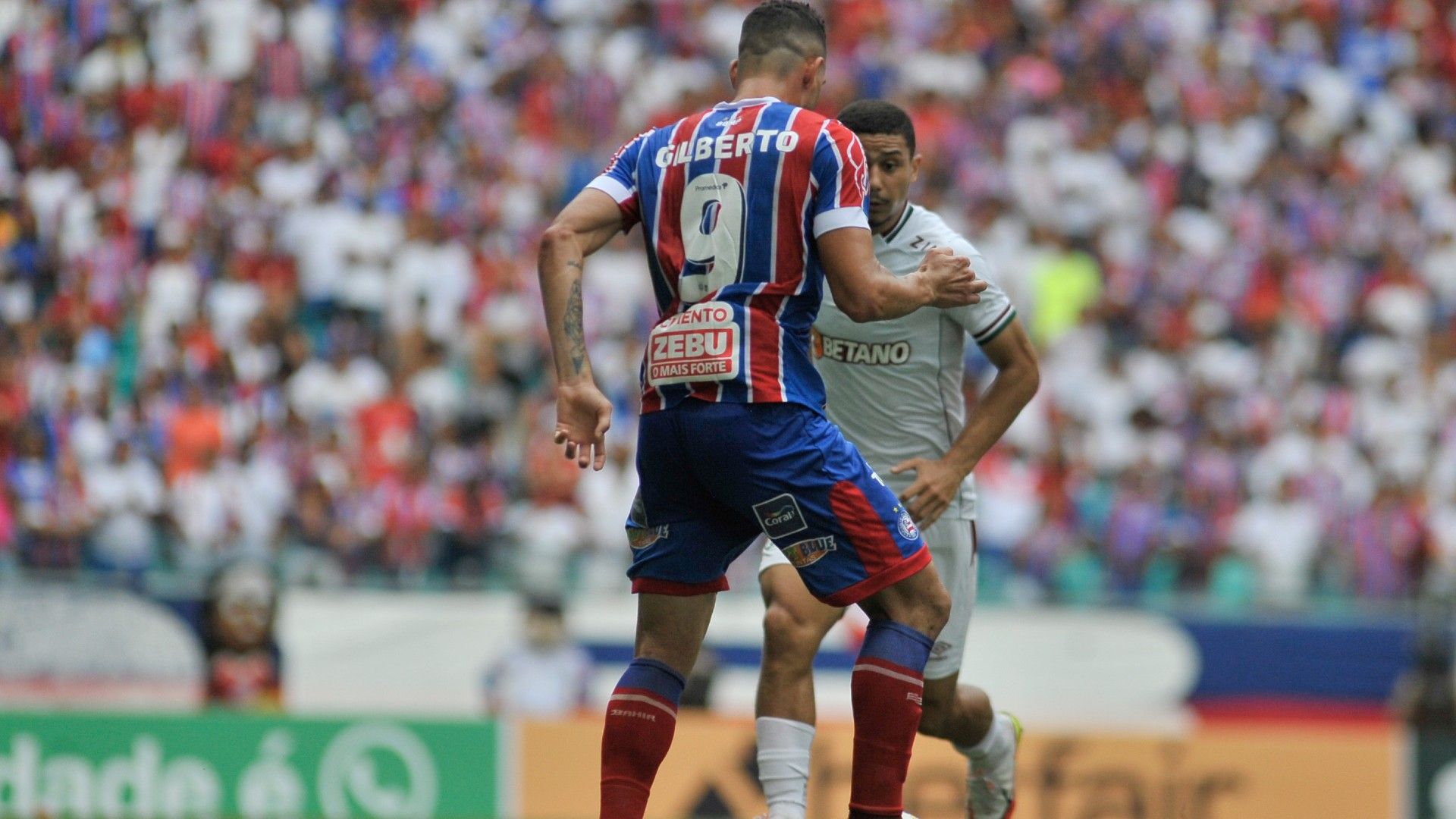 Gilberto fez os dois gols da vitória do Bahia sobre o Fluminense em Salvador por 2 a 0 / Jhony Pinho/Agif - Agência De Fotografia/Estadão Conteúdo